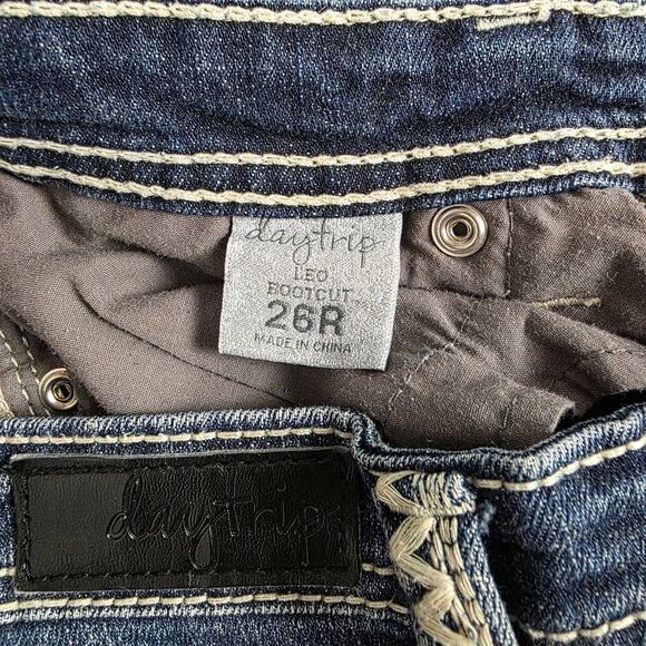 Daytrip Leo Bootcut Jeans Women’s 26R Dark Wash - Picture 7 of 9